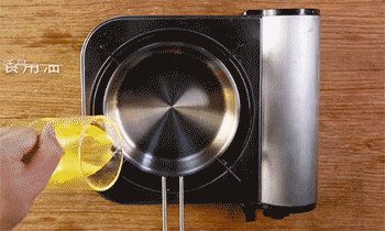 【蒸鲜蔬无骨鸡翅】倒入酱汁