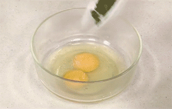 【土豆丝摊鸡蛋】加入葱花