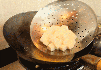 【蛋黄豆腐】放入豆腐