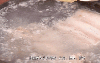 【酸菜汆白肉】放香料
