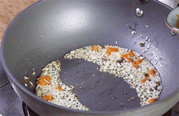 【秘制酱香豆腐】放调料