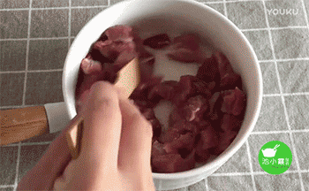 【芝麻肉团】搅拌