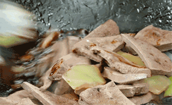 【酱爆猪肝】翻炒