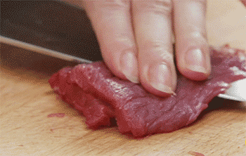 【芹菜炒牛肉】牛肉切丝