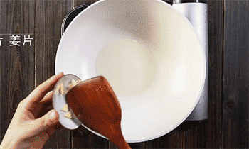 【小炒黄牛肉】放入调料