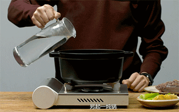 【干拌牛肉】倒入沸水