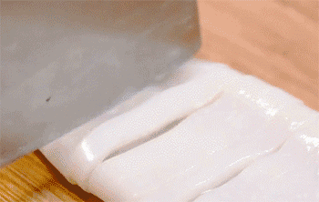 【葱油鲜鱿鱼】切