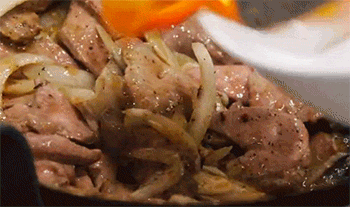 【黑椒猪肝】放入甜椒