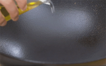 【赣南小炒鱼】倒少量油