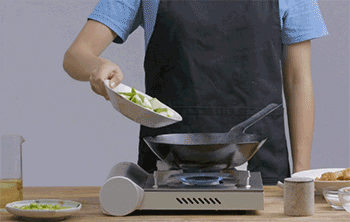 【丝瓜毛豆炒老油条】倒入丝瓜和毛豆