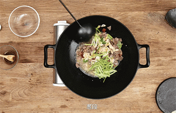 【泡椒鸡杂】翻炒