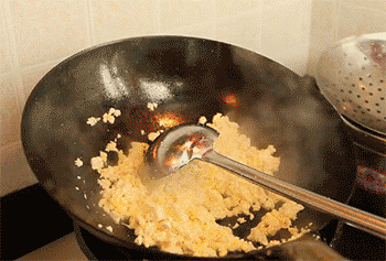 【鸡刨豆腐】加入红椒丁