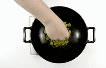 【葱油蚕豆】加入盐