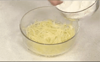 【洋葱土豆饼】放入面粉