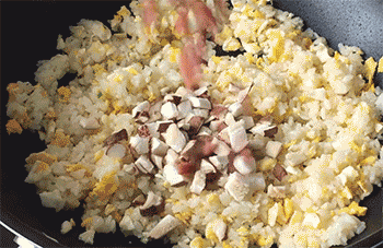 【什锦蛋炒饭】放入香菇丁