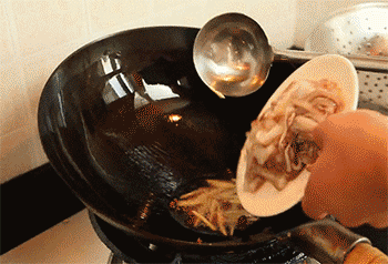 【干煸鱿鱼丝】放入鱿鱼