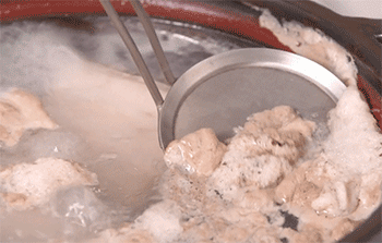【酸菜汆白肉】撇去浮沫