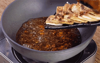 【秘制酱香豆腐】放入豆腐