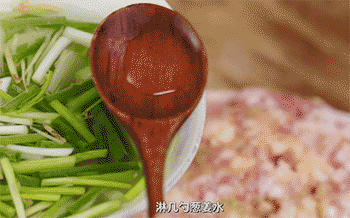 【六月黄毛豆蒸肉饼】淋葱姜水