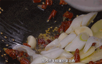 【爆焖羔羊肉】放入羔羊排