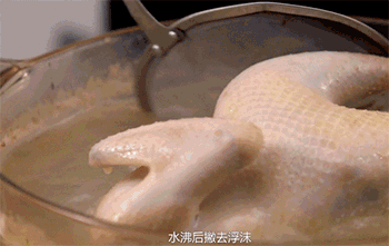 【胡椒猪肚鸡】撇去浮沫