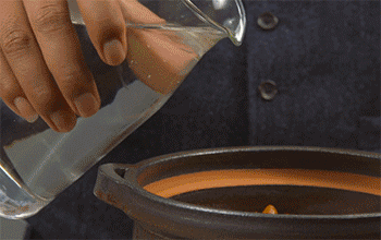 【臭豆腐肥肠煲】加水