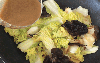 【醋溜白菜】放入料汁