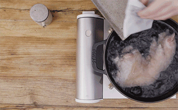 【脆皮猪手】放入香料