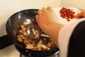 【干锅鸡】放入麻椒