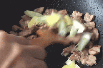 【沂蒙农家小炒肉】翻炒