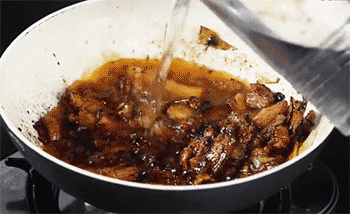 【老干妈千张结烧肉】放入千张结