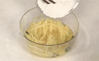 【土豆丝摊鸡蛋】撒面粉