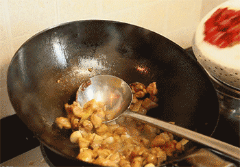 【干锅鸡】放入干辣椒