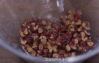 【爆焖羔羊肉】制花椒水