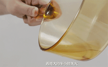 【板栗龙骨汤】倒入汤锅