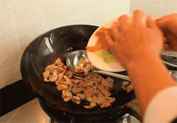 【滑溜里脊】放入配菜