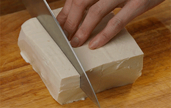 【客家酿豆腐】切豆腐