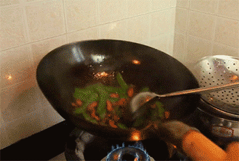 【荷兰豆炒腊肉】翻炒