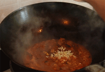 【干烧小黄鱼】放入蒜末