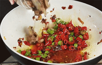 【干锅牛蛙】下入牛蛙