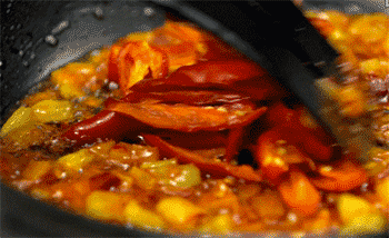 【砂锅牛蛙】炒香