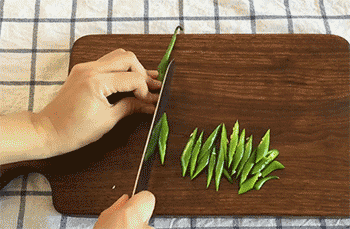 【光棍鸡】鲜尖椒切块