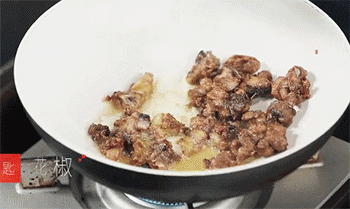 【川味辣子鸡】放入配料