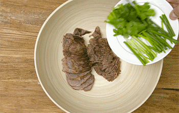 【干拌牛肉】倒入香菜节