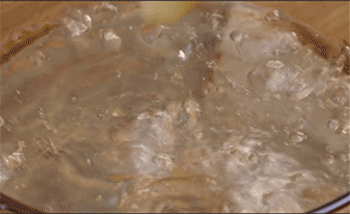 【生姜冬瓜盐水虾】放入姜片