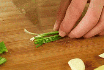 【荷兰豆炒腊肉】葱姜蒜