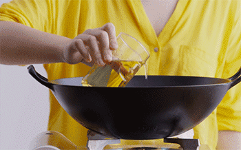 【三文鱼头汤】热锅起油