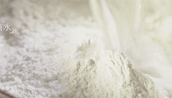 【红糖糍粑】糖水倒入糯米粉里