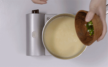 【香煎三文鱼】撒入葱末