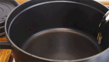 【八宝牛肉酱】倒入香料